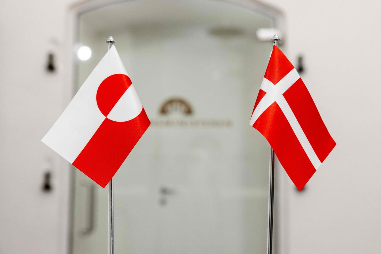 Grönlannin ja Tanskan liput. Tanskassa parlamenttipuolueiden johtajat on kutsuttu tänään koolle käsittelemään Grönlannin tilannetta. LEHTIKUVA/AFP
