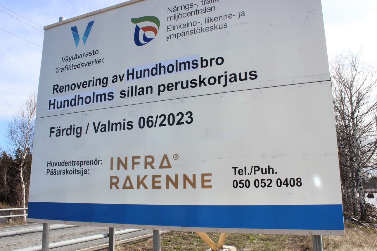 Sillan työmaakyltteihin on kajottu kaksi kertaa. – Tämä on uskomatonta touhua. Tästä pitäisi tehdä rikosilmoitus. Eihän liikennemerkkejäkään saa turmella, sanoo siltatyönmaan ohi usein kulkeva henkilö.