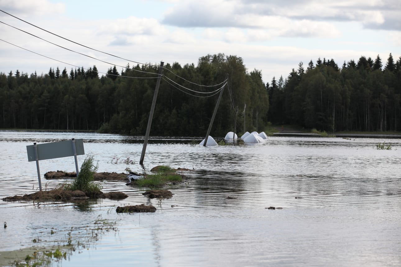 Tulvavesi on kuljettanut pyöröpaaleja ja