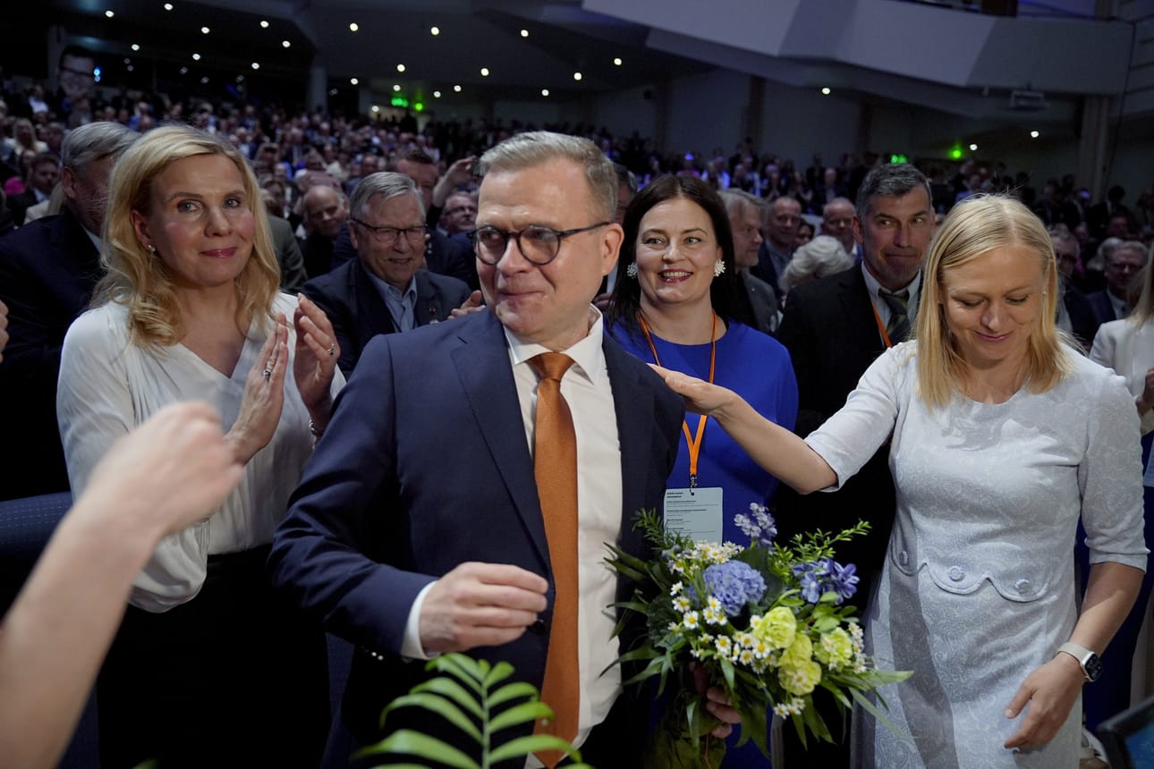 Vaimo Niina Kanniainen-Orpo (vas.), puoluesihteeri Kristiina Kokko ja varapuheenjohtaja Elina Valtonen onnittelivat pääministeri Petteri Orpoa vuoden 2024 puoluekokouksessa, jossa Orpo valittiin jatkamaan puheenjohtajana seuraavat kaksi vuotta.