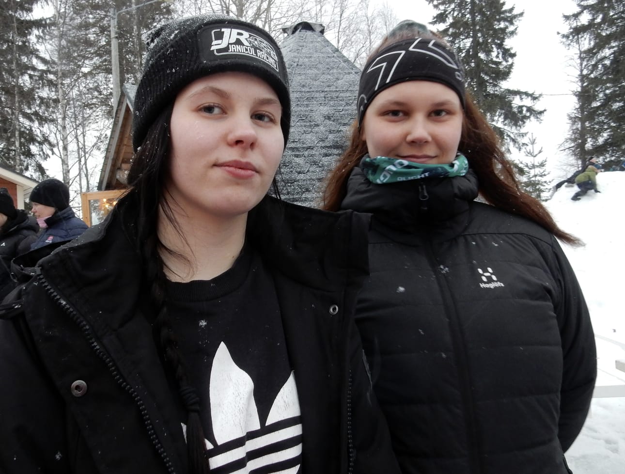 Iiris Mäkikangas ja Jenna Jokinen ovat nuoren sukupolven kyläläisiä, jotka osallistuvat aktiivisesti kylätoimintaan.