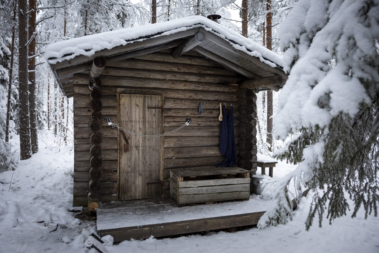 Kallioselän kämpän saunan ovelle on ilmestynyt lukollinen kettinki.
