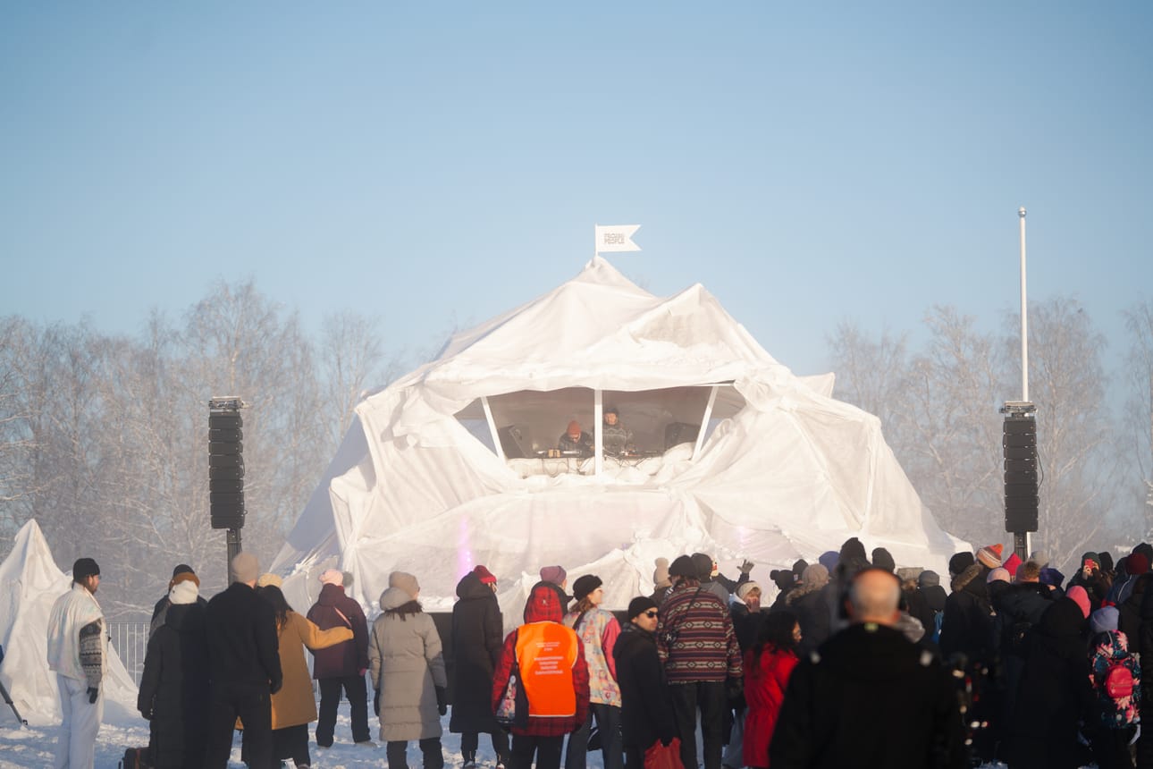 Uimavalvojan koppi verhoutui festivaalilla jäävuorimaiseksi esiintymistilaksi.