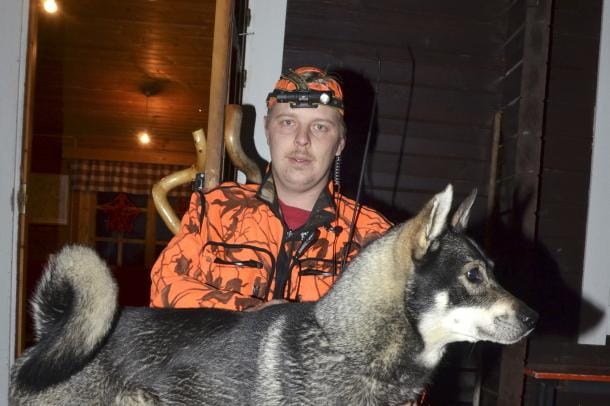 Joni Åttman ja Uljas tavoittelevat marraskuussa paikkaa hirvenhaukun SM-kisoissa, jonne tuli lähtö, kun kaksikko otti pronssia piirin kisoista. Sitä ennen keskitytään kuitenkin metsästykseen. Åttman toivoo, että autoilijat muistavat höllätä kaasua, kun tien päällä näkyy oransseja miehiä. KUVA: MARKKU TURPELA
