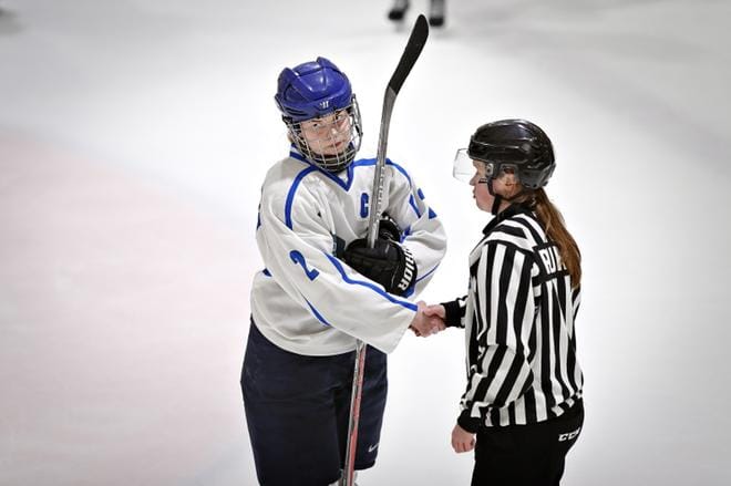Team Kuortaneen kapteeni Sini Karjalainen kätteli linjatuomari Jenna Puhakkaa ottelun jälkeen.