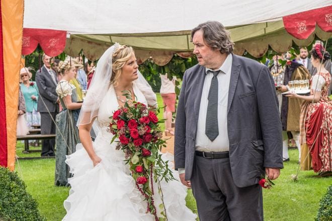 Etsiväpari tutustuu toisiinsa kesken hääkiireiden. Frank Hathaway (Mark Benton) auttaa avioon aikovaa Luella Shakespearea (Jo Joyner). KUVA: Yle Kuvapalvelu
