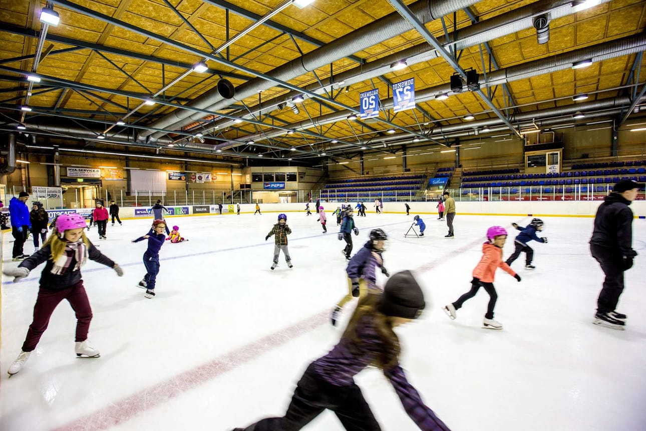 Syyslomaviikon yleisöluistelut vetivät maanantaina Raahen jäähalliin useita kymmeniä luistelijoita.