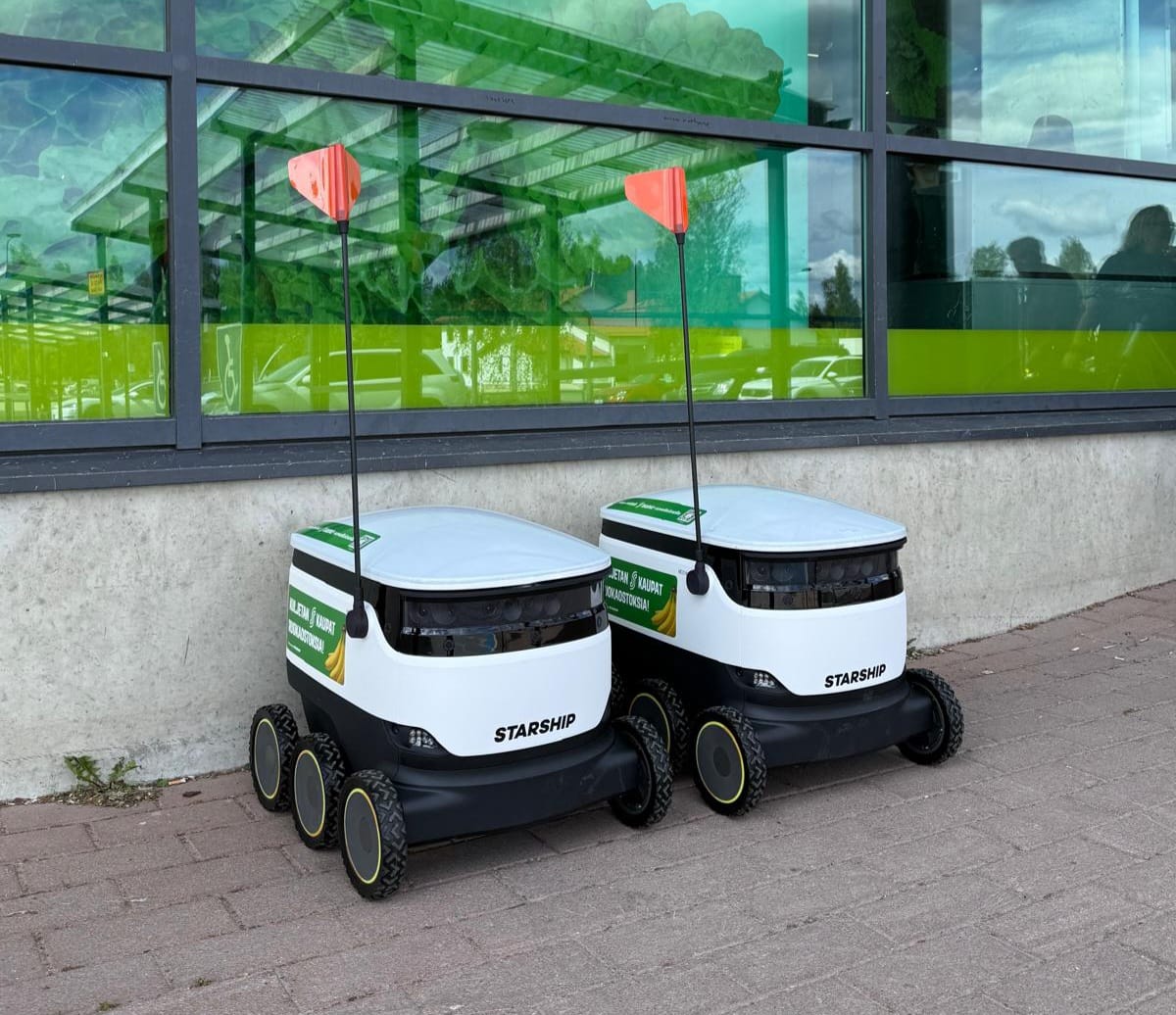 Kuljetusrobotit ovat viime vuosina yleistyneet ympäri Suomea. Ihmisten yleinen suhtautuminen robotteja kohtaan on ollut positiivista.