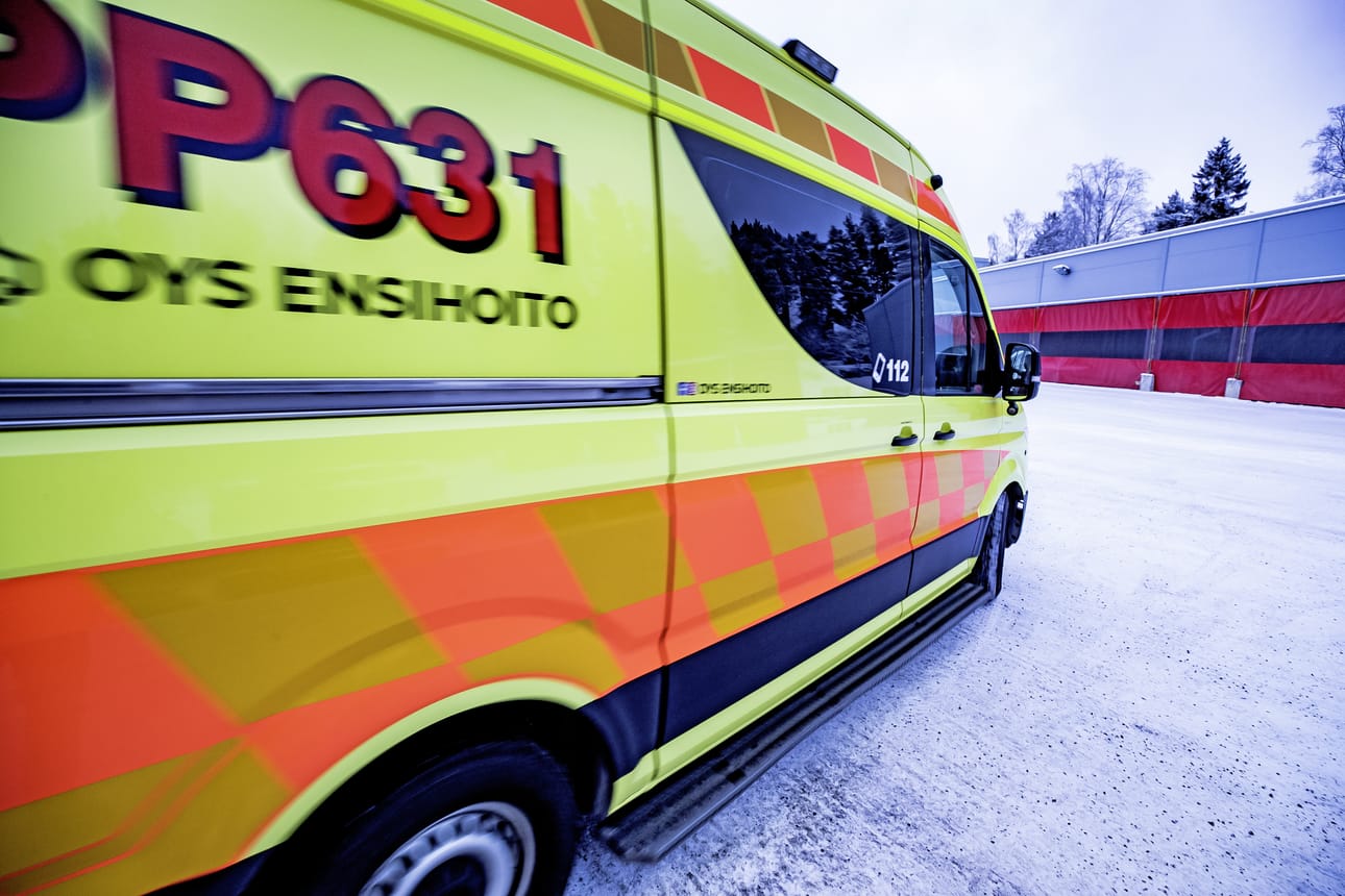 Raahesta tulevalla ambulanssilla (kuvassa) olisi matkaa Luohuan koululle 52 kilometriä ja Limingasta 39 kilometriä.