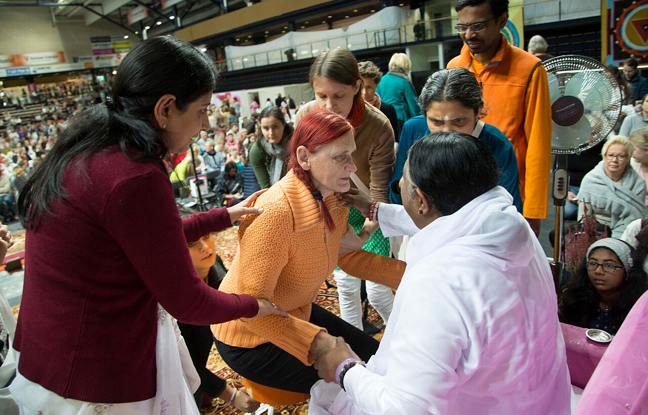 "Minulla on jännittyneet odotukset. Ehkä saan jotain uusia tunteita ja kokemuksia häneltä. Ehkä paljon voimaa tulevaan elämään", Silja Keronen toivoi ennen Äiti Amman halausta.