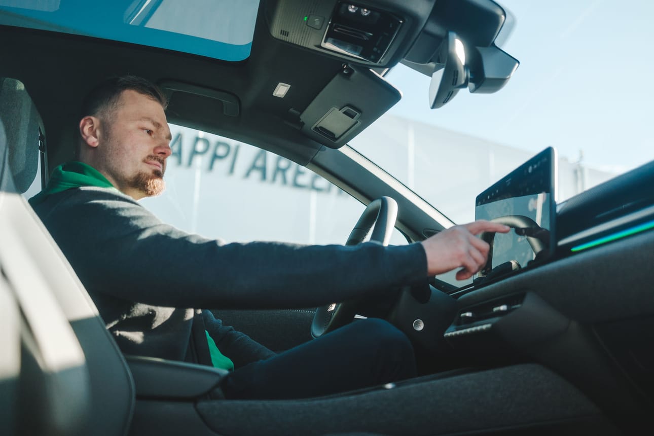 Autot kiinnostivat Louhikoskea jo pikkupoikana. Meltauksesta kotoisin oleva myyntipäällikkö muistelee lämmöllä erityisesti punaista DX Corollaa, jonka kummisetä hänelle aikoinaan myi. ”Vuosien varrella olen ehtinyt omistamaan autoja arviolta 50”, Louhikoski laskeskelee.