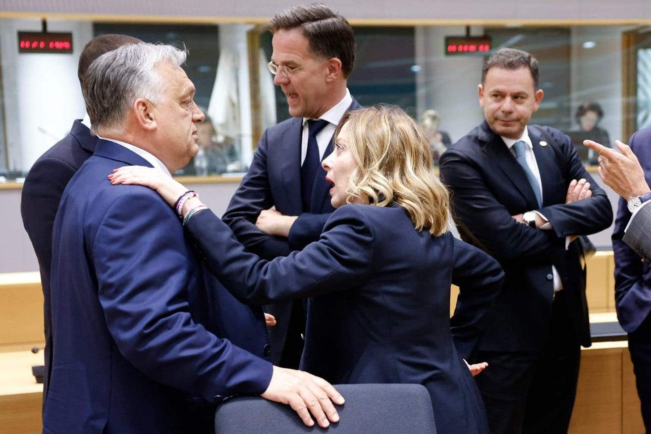 Unkarin Viktor Orban (vas.) keskusteli Italian Giorgia Melonin (keskellä) kanssa Brysselissä huhtikuussa. LEHTIKUVA/AFP