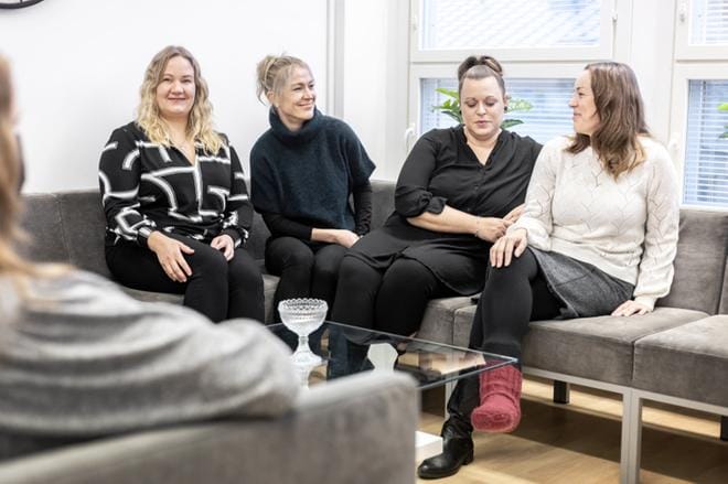 Sairaanhoitaja Maarit Parkkari, psykiatri Ruut Liski ja mielenterveyshoitaja Miia Korpi tunsivat toisensa töiden kautta jo vuosien takaa. Myöhemmin mukaan tuli myös sairaanhoitaja Outi Aura. Heillä kaikilla on työkokemusta paitsi psykiatrian alalta, myös muista terveydenhuollon tehtävistä. Kuva: Maija Saanio