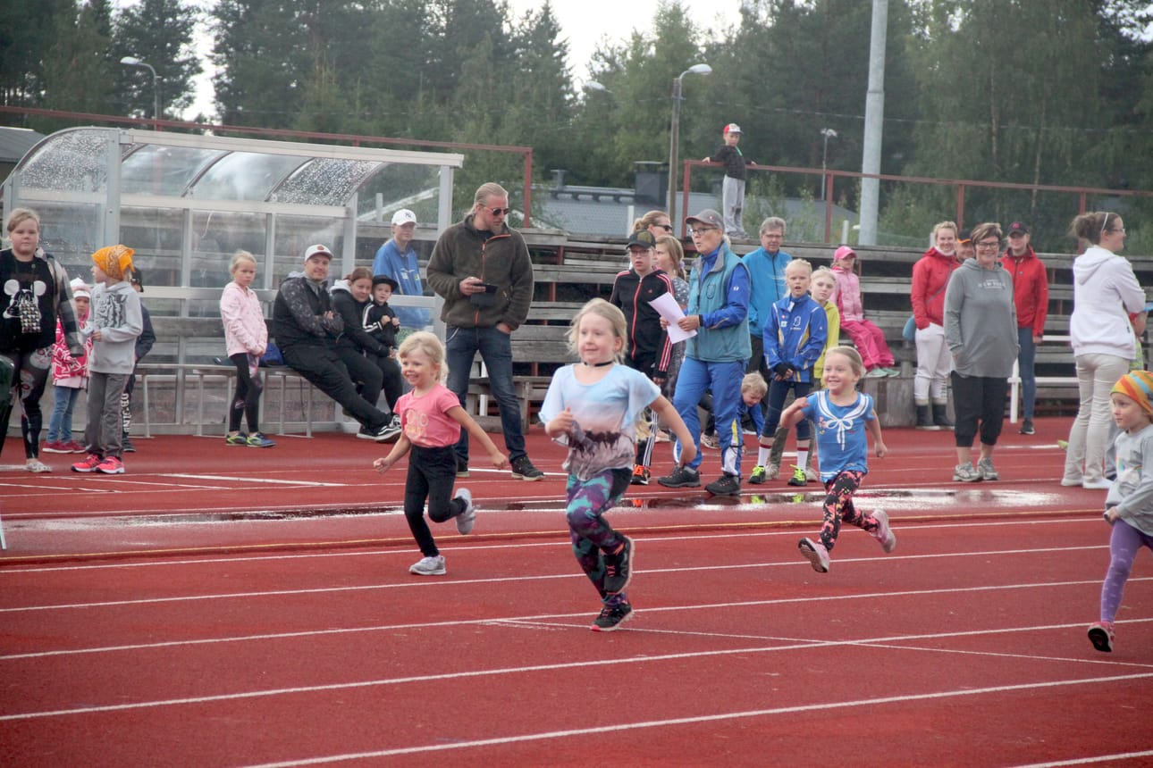 Kieli keskellä suuta mentiin 5-vuotiaiden poikien juoksukilpailussa.