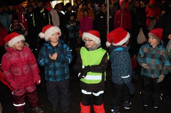 Kortesjärven esikoululaiset flossasivat tonttuina. KUVAT: ANU NAHKALA
