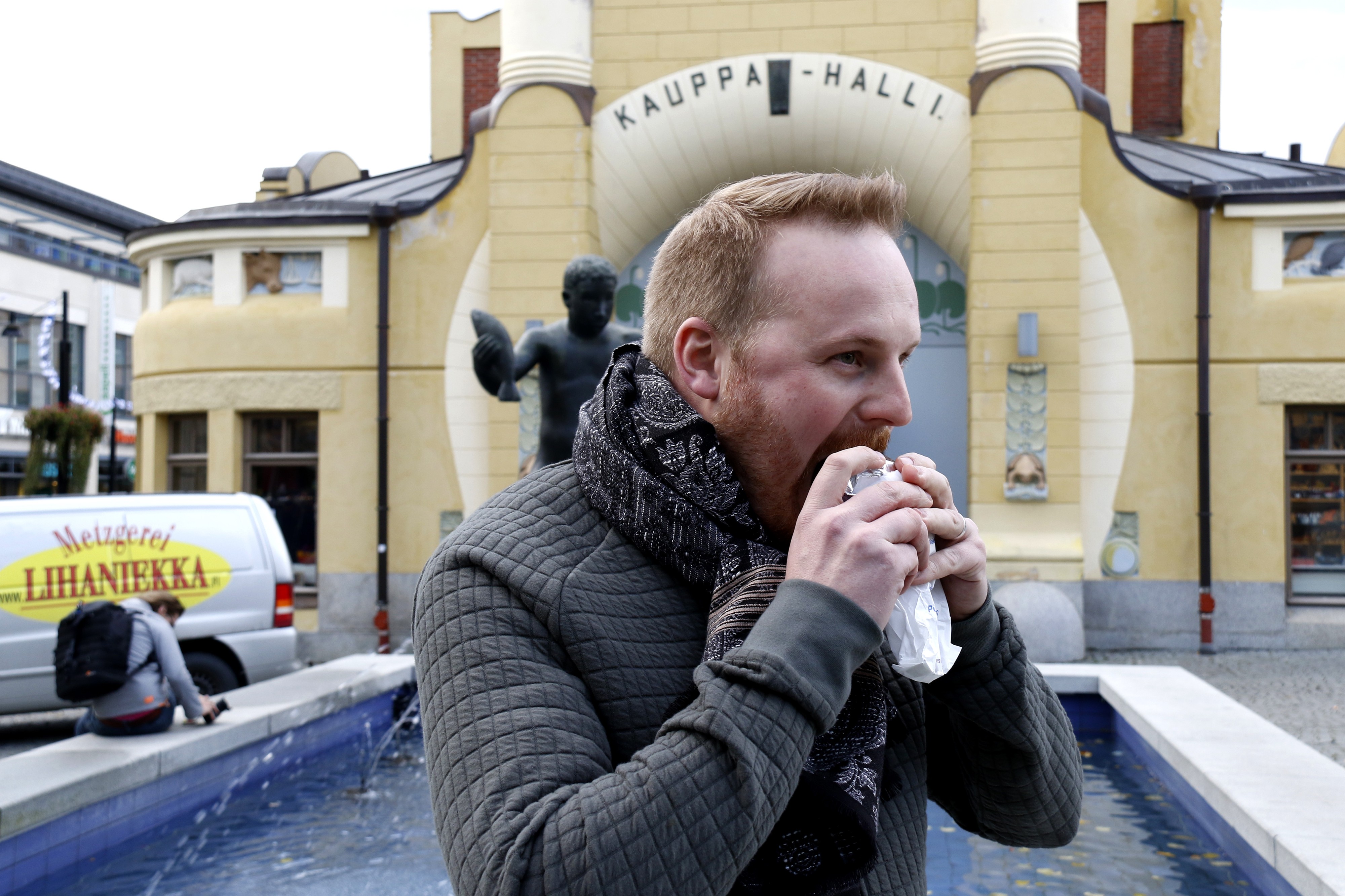 Kalakukko on Kuopion vanhinta streetfoodia, keittiömestari Anssi Kantelinen toteaa ja haukkaa palasen. Muutaman vuoden takaisen Top Chef -voittajan mielestä kilpailu on lisääntynyt ja sen mukana Kuopion ravintolatarjonta kehittynyt viime vuosina huomattavasti.