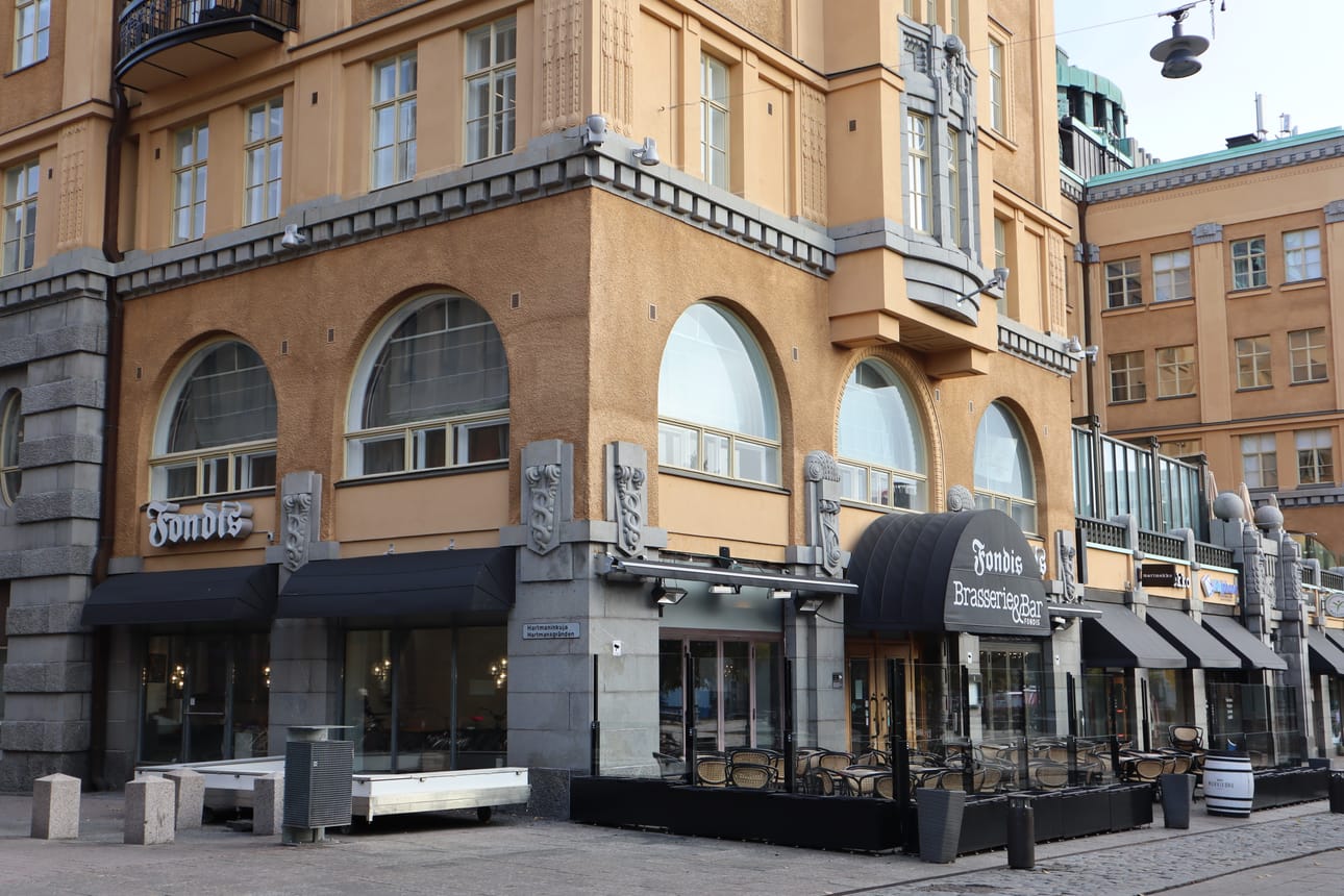 Hartmanin talon kaksi alinta kerrosta on suunniteltu liiketiloiksi, kolme ylintä alunperin asuinkäyttöön. Nyttemmin niissä on lähinnä toimistoja.