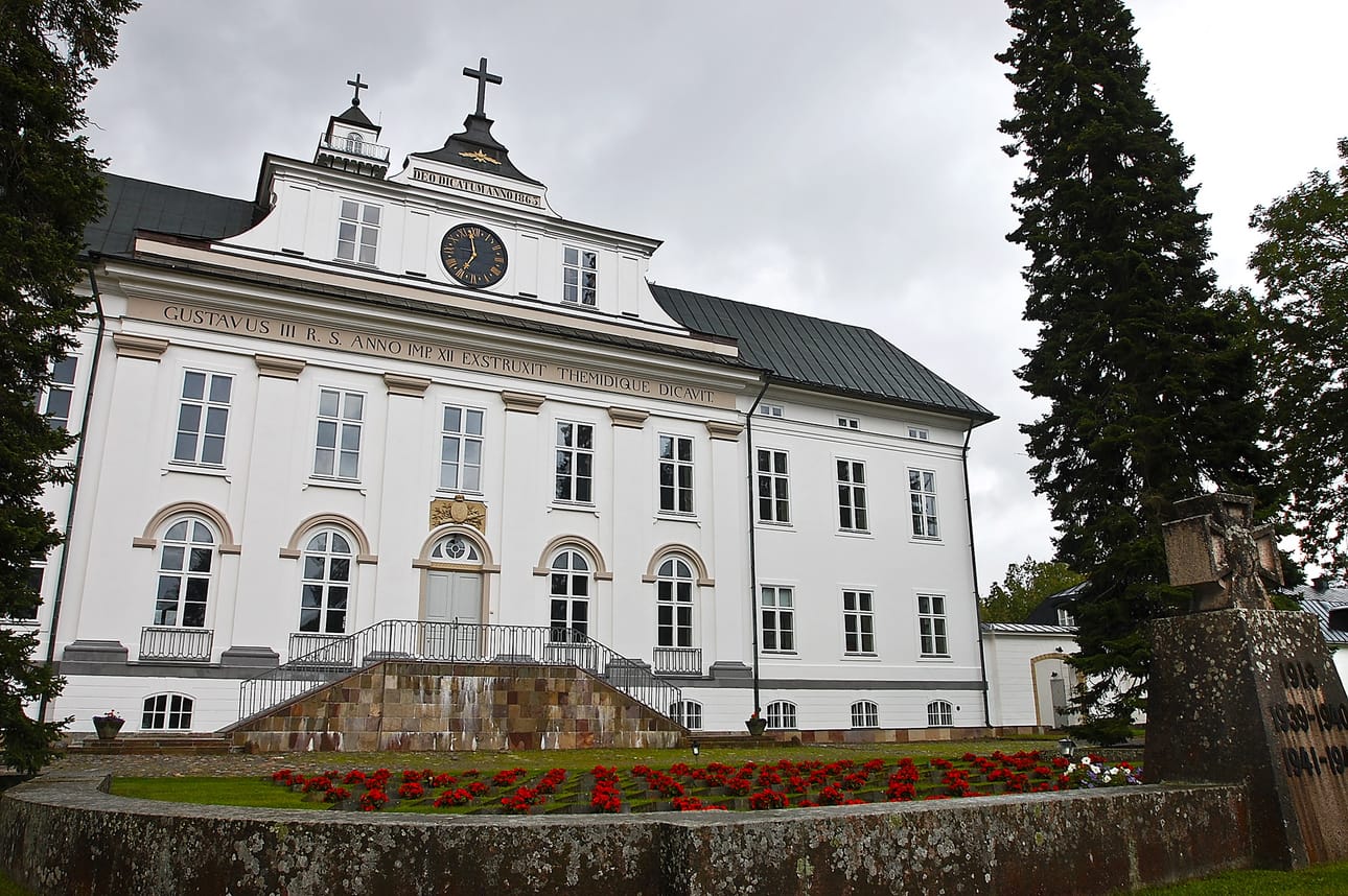 Vanhassa Vaasassa sijaitseva Mustasaaren kirkko oli alun perin Vaasan hovioikeuden talo. Rakennuksen on suunnitellut Carl Axel Adelcrantz, ja se on valmistunut vuonna 1776. Vaasan palon (1852) jälkeen se muutettiin kirkoksi. Lukijat perustelivat valintaansa muun muassa sillä, että rakennus on arvokkaan näköinen, historiallinen ja tunnelmallinen. Arkistokuva.