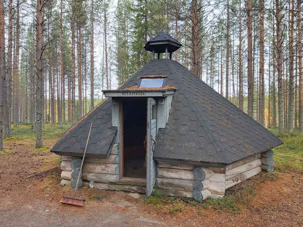 Pudasjärven Petäjäkoskella sijaitseva kota on yksi ilmoitetuista myyntikohteista.