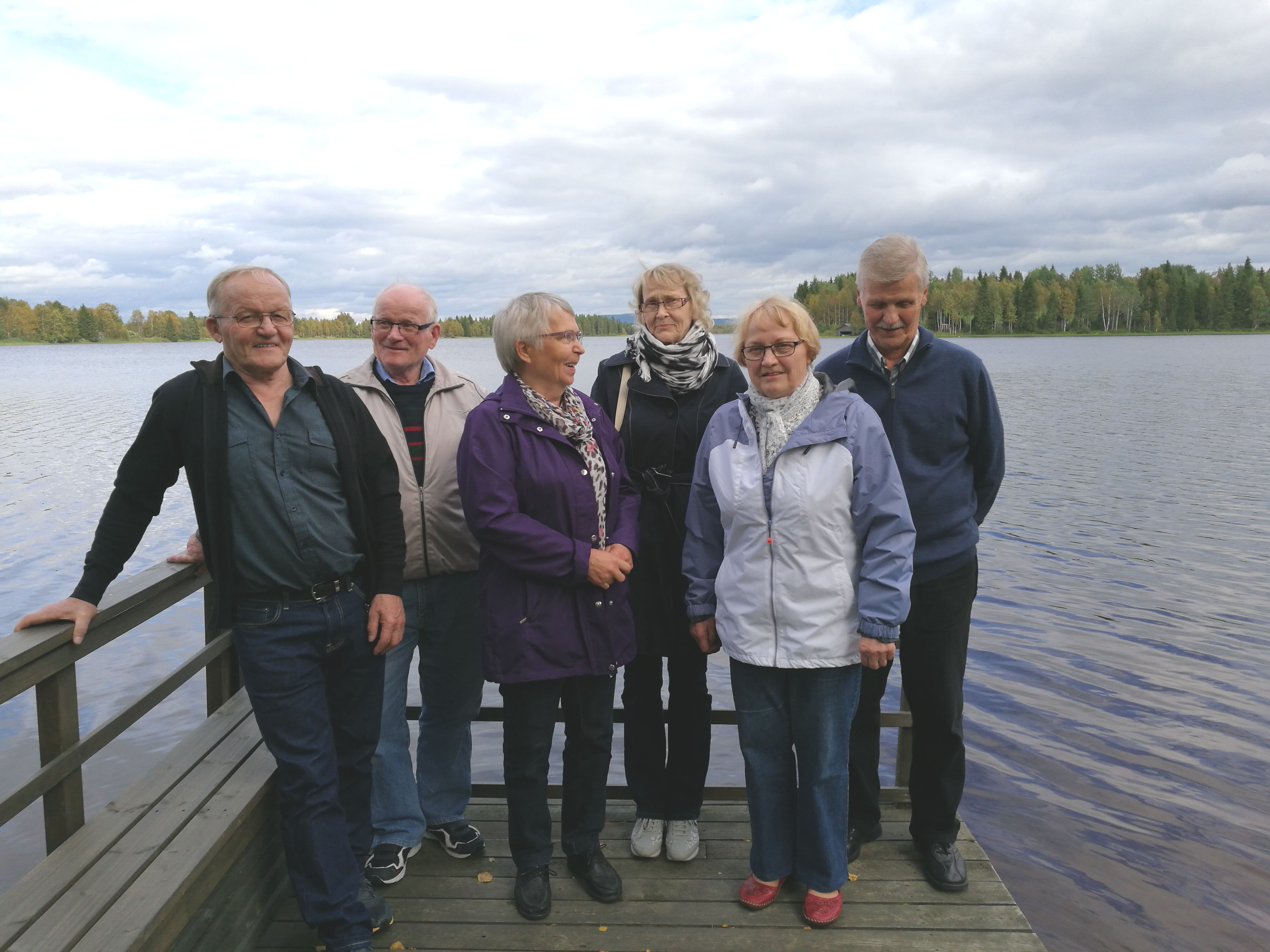 Vuotinkijärven laiturilla muisteltiin pitkien koulumatkojen vaaroja heikkojen jäiden aikaan. Vasemmalta Erkki Oinas, Paavo Leinonen, Leena Pohjola, Suoma Yli-Suvanto, Terttu Tasala ja Viljo Törmänen.