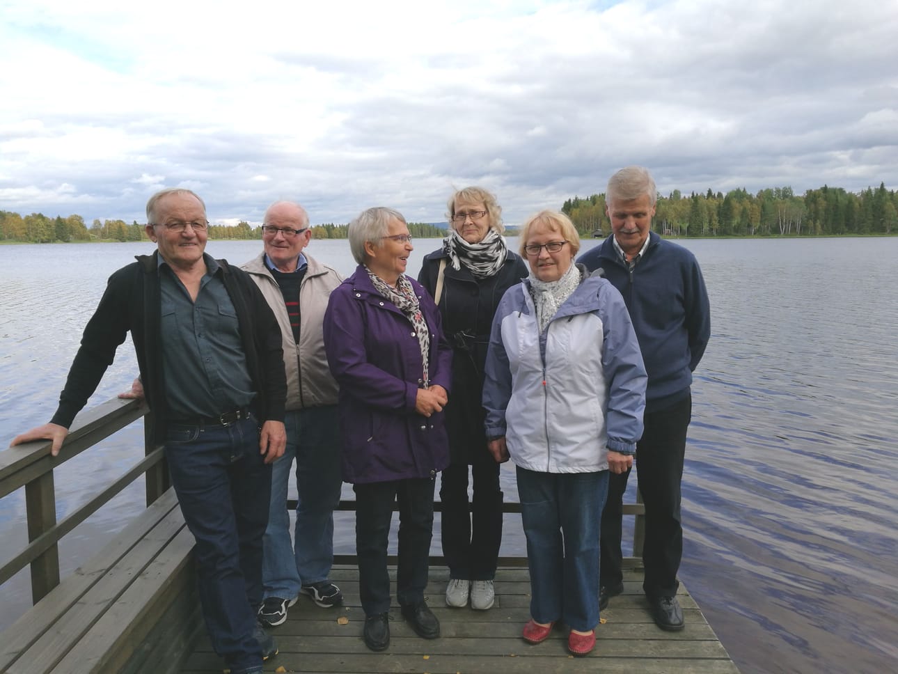 Vuotinkijärven laiturilla muisteltiin pitkien koulumatkojen vaaroja heikkojen jäiden aikaan. Vasemmalta Erkki Oinas, Paavo Leinonen, Leena Pohjola, Suoma Yli-Suvanto, Terttu Tasala ja Viljo Törmänen.