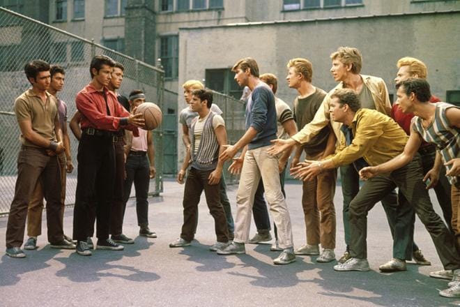 Kymmenen Oscarin klassikkomusikaali West Side Story siirtää Romeon ja Julian tarinan New Yorkin nuorisojengien maailmaan. Kuva: Yle Kuvapalvelu