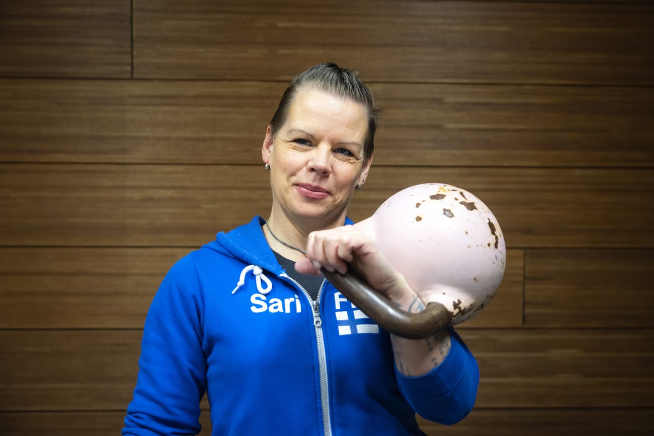 Kahvakuula on keskeinen treeniväline Sari Dahlstenin voimaharjoittelurutiineissa.
