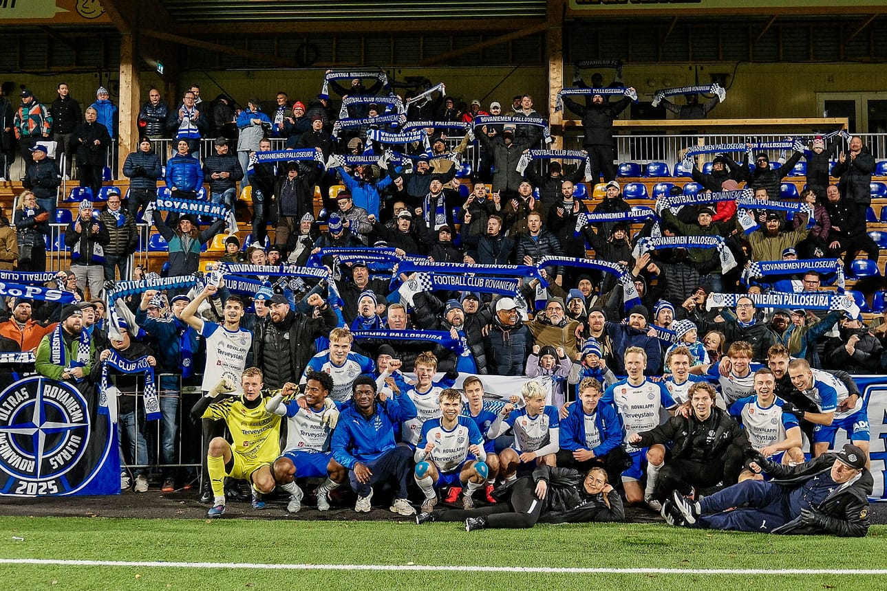 Rovaniemen Palloseura nousi sunnuntaina toiseksi korkeimmalle sarjatasolle Ykkösliigaan kukistettuaan Käpylän Pallon ratkaisevassa karsintaottelussa rangaistuspotkukilpailussa. Ratkaisevalla hetkellä RoPSin hyökkääjien hermot pitivät, ja sarjanousuun riitti Dylan Berryltä yksi torjunta. Runsaslukuiset RoPS-fanit saivat palkinnon pitkän Helsingin illan päätteeksi.