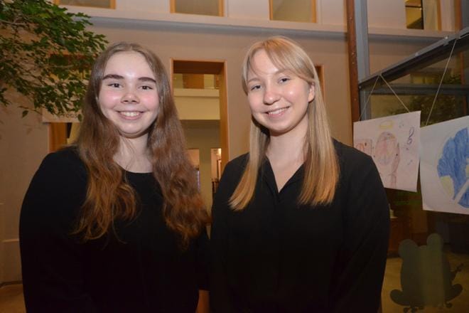 Kuula-opiston opiskelijat Juulia Järvenpää ja Anniina Syrjälä saivat Vaasan Jaakoon säätiön kannustusstipendit. Kuva: Seppo Nurmi