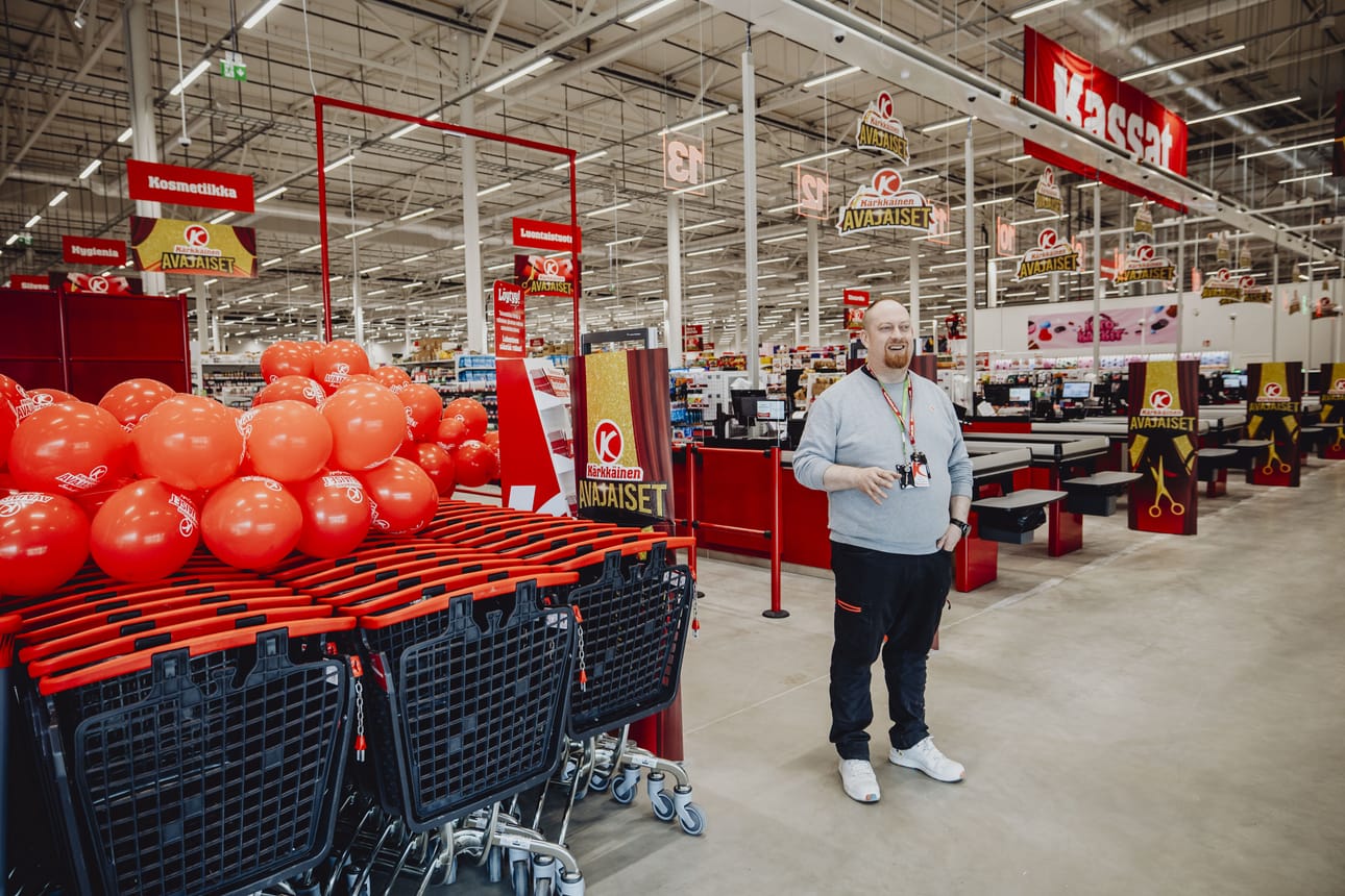 Kauppaketju Kärkkäisen Seinäjoen myymälä avaa ovensa 23. huhtikuuta aamuseitsemältä. Myymäläpäällikkö Kris Niemistö odottaa avajaisia toiveikkaana ja luottavaisena.
