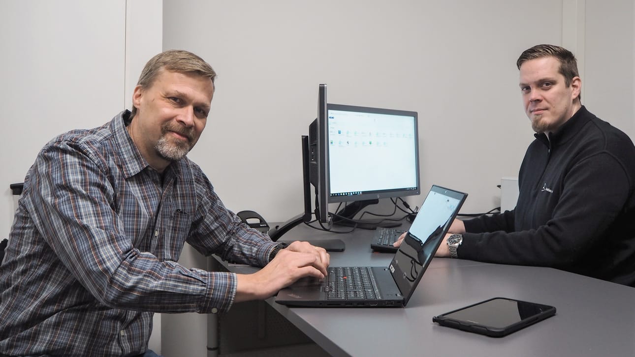 Vehon kenttäpäällikkö Mika Simolin (vas.) ja palvelumyyjä Teppo Salo ovat tyytyväisiä mobiilimekaanikon tuomiin etuihin, kuten dokumentoinnin helpottumiseen. – Tavoitteena on irtaantua paperisesta työmääräimestä, mutta toistaiseksi tabletit ja paperityö kulkevat vielä rinnakkain, Simolin kertoo.