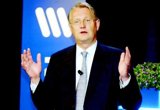 Suunta haussa. Ericssonin pääjohtaja Kurt Hellström ei osannut perjantaina sanoa, onko yhtiö matkalla yhä alaspäin vai joko pohjakosketus on jo saavutettu.
