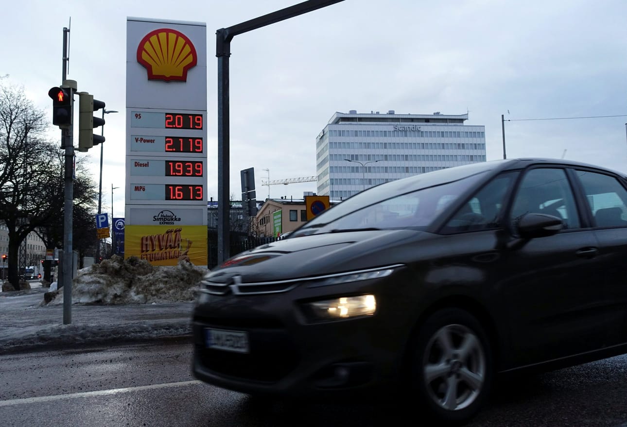 Paneelin arvion mukaan kansallinen päästökauppa aiheuttaisi polttoaineeseen noin 34 sentin hinnannousun litraa kohden. LEHTIKUVA / TEEMU SALONEN