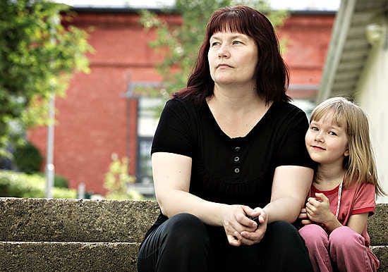 Kirsi Arvola joutui jonottamaan tyttärensä Kiian kanssa kolme ja puoli tuntia muiden potilaiden kanssa OYS:ssa, kun Kirsin oireita ei uskottu sikainfluenssaksi.