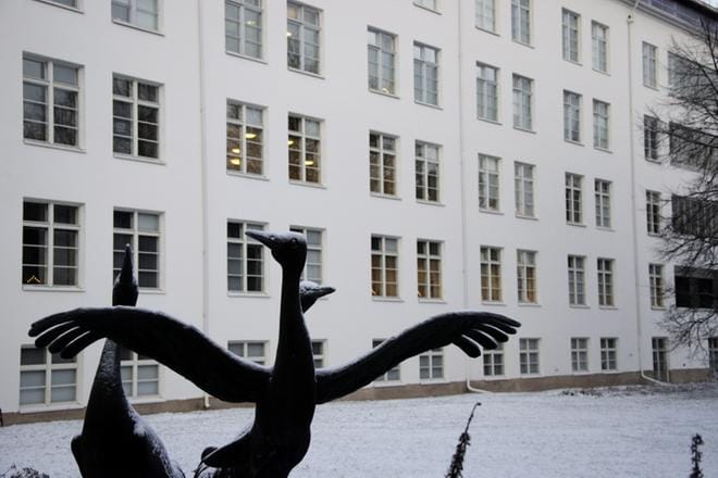 Entinen Härmän sairaala vaihtaa omistajaa. Kurjet-teos on siirretty Seinäjoelle. Arkistokuva: Juha Aho-Pynttäri