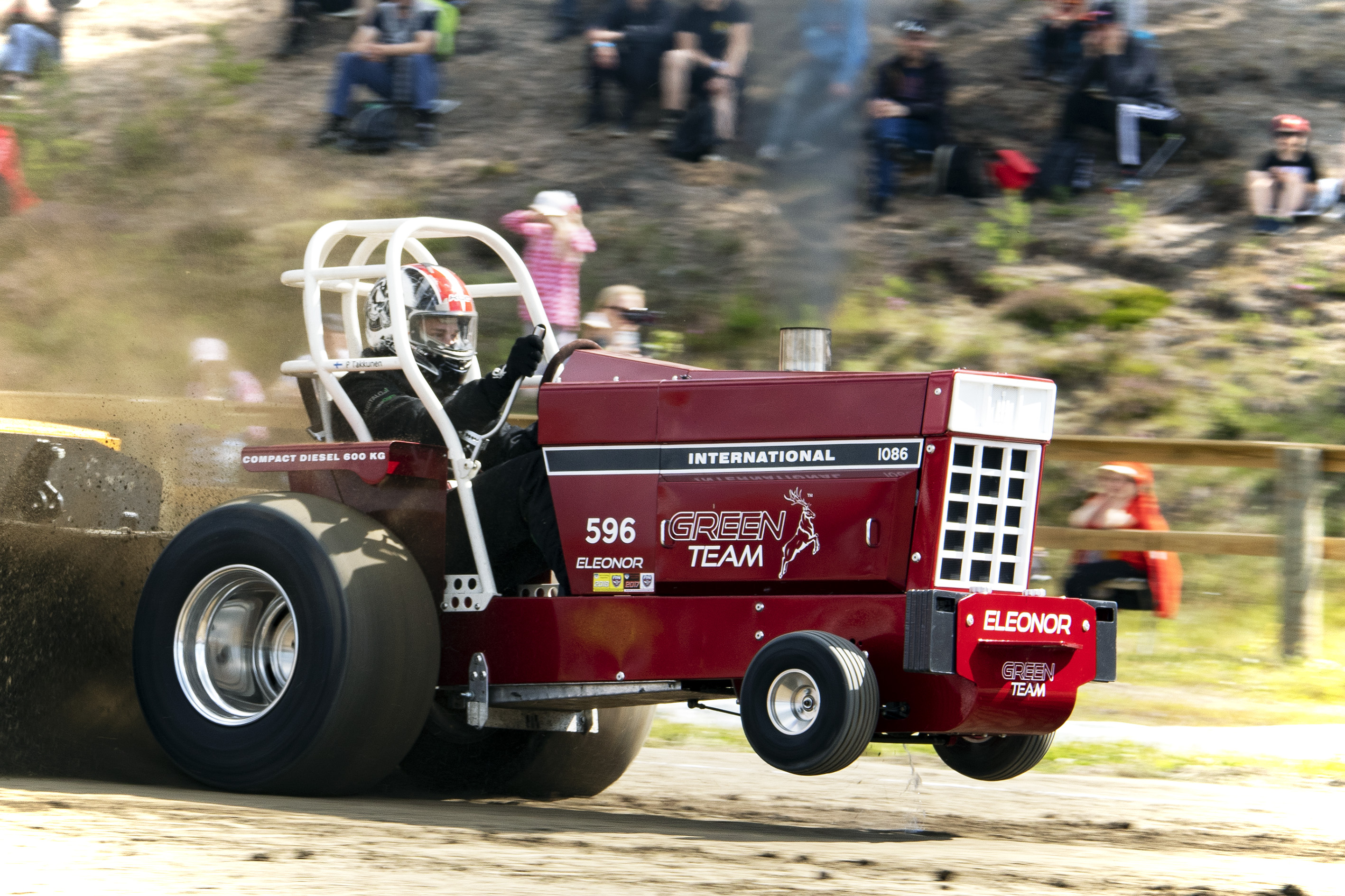 Pieni mutta pippurinen! Kalajokinen Pyry Takkunen veti Eleonorillaan ensimmäisellä kierroksella compact diesel -luokassa full pullin, mutta pull offissa voitto kirposi Juho Linnalle ja Evelynille metrin erotuksella.