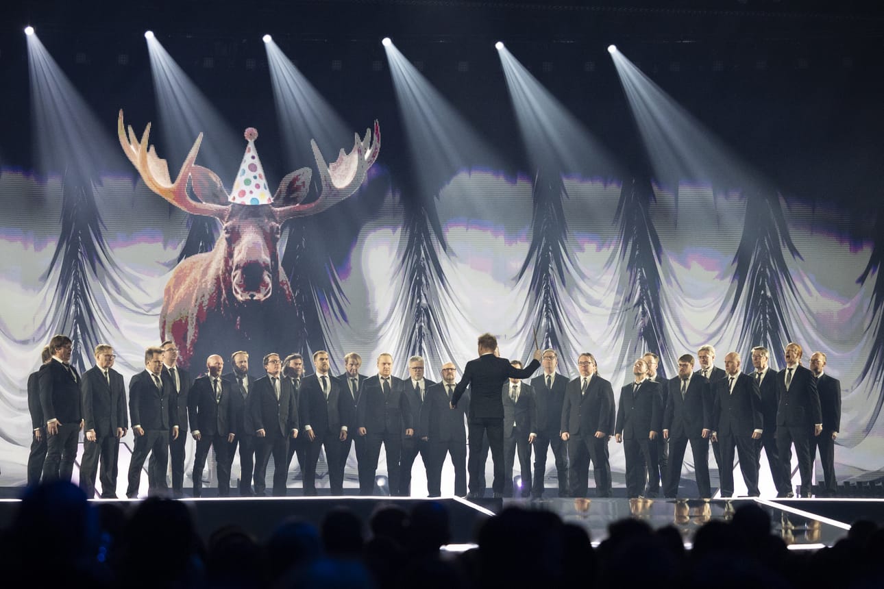 Mieskuoro Huutajat esiintyi Petri Sirviön johdolla Vuosi vaihtuu -konsertissa Ouluhallissa.