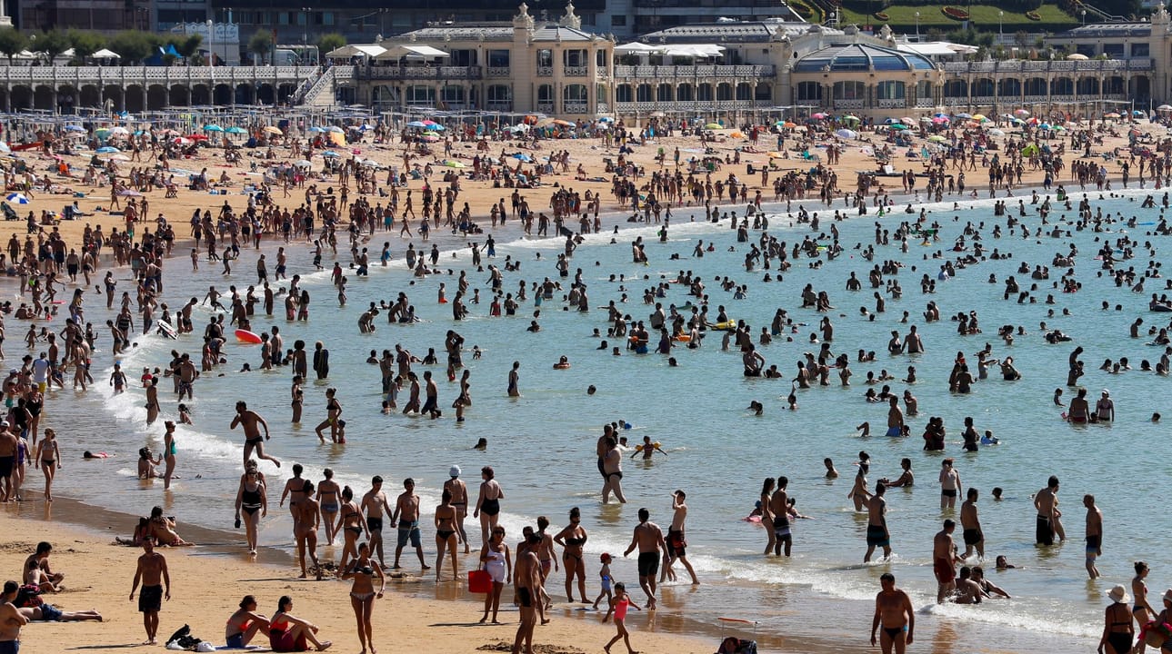 Ihmiset nauttivat kesähelteestä Espanjan San Sebastianissa elokuussa 2018.