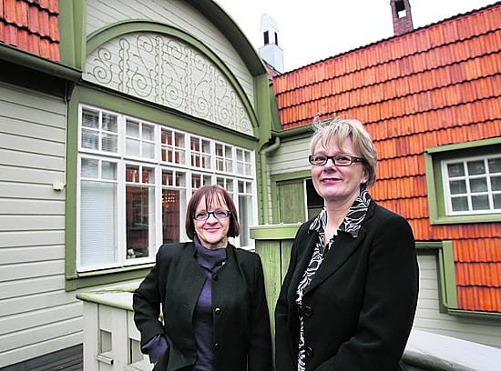Sirpa Tulimaa (oik.) ja Raija Tuominen ovat yrittäjänaisten puuhahenkilöitä.