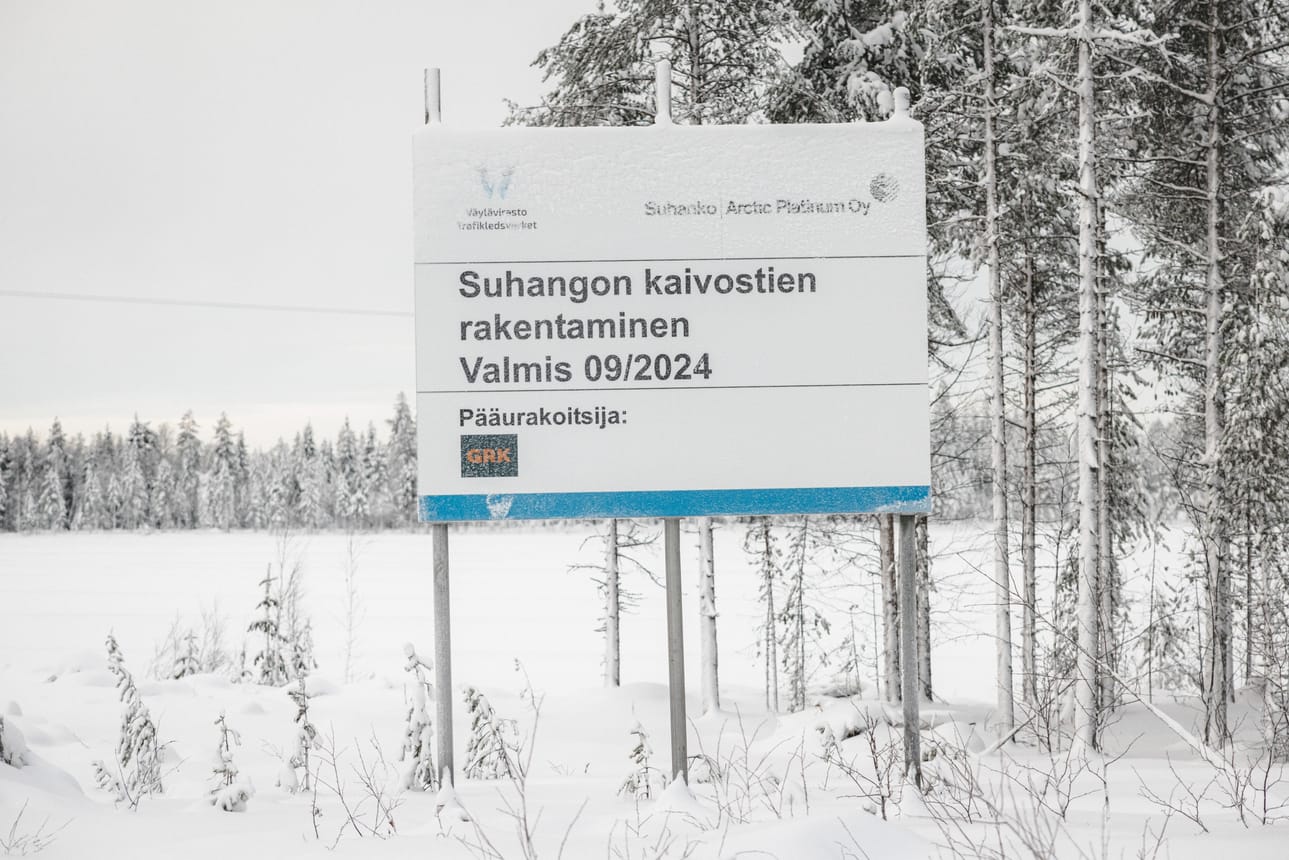 Suhangon kaivostietä on rakennettu talven ajan.