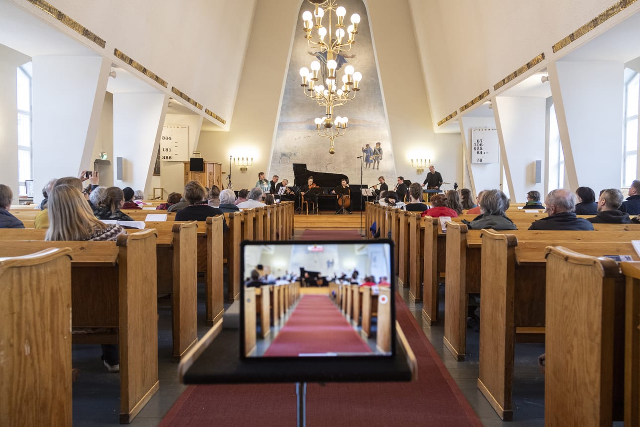 Ensiesitys talteen. Hetan musiikkipäivien tilausteos, Jaime Belmonten ja Anna Näkkäläjärvi-Länsmanin (lavalla) Ráidu sai kantaesityksensä pitkäperjantaina Enontekiön kirkossa.
