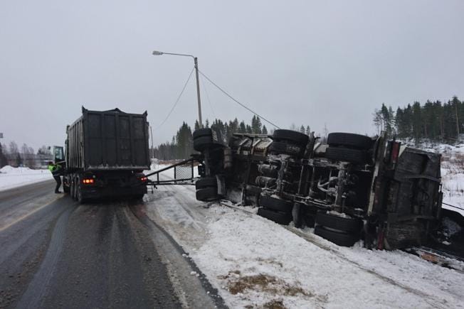 Isossakyrössä ojaan suistuneessa perävaunussa oli lastina tuhkaa.