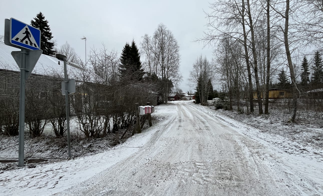 Pelastuslaitoksen koulutuksessa poltettava kiinteistö sijaitsee kirkonkylällä Kadunvarrentien varrella.