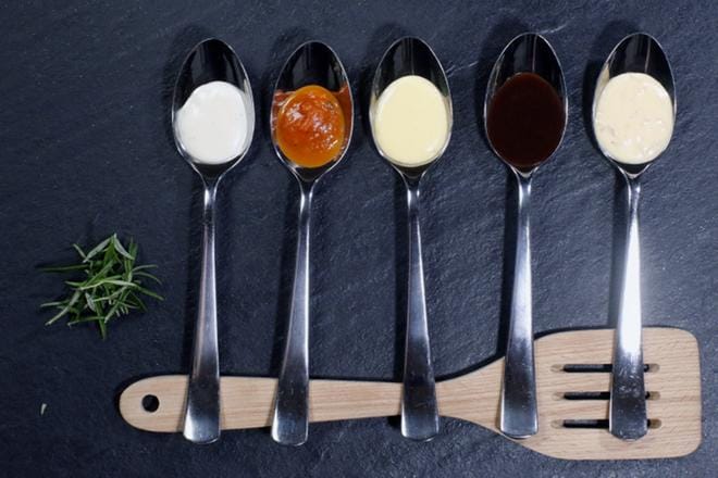 Bechamel, tomaattikastike, hollandaise, punaviinikastike ja beurre blanc ovat viisi yleisessä käytössä olevaa, eri tavoin valmistettavaa kastiketta, joilla pärjäät pitkälle.