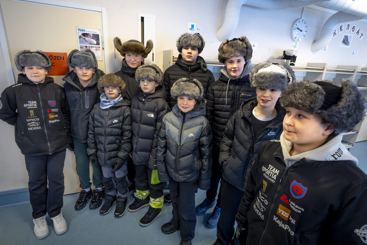 Niemistön koululaiset Jonne Jukantupa (vas.), Jami Panu, Elia Korkea-aho, Eetu Eväsoja, Joosua Korkea-aho, Lukas Lillbacka, Arsi Hööpakka, Vilho Korpi, Lauri Panula ja Asla Niemi vannovat karvalakkien nimeen.