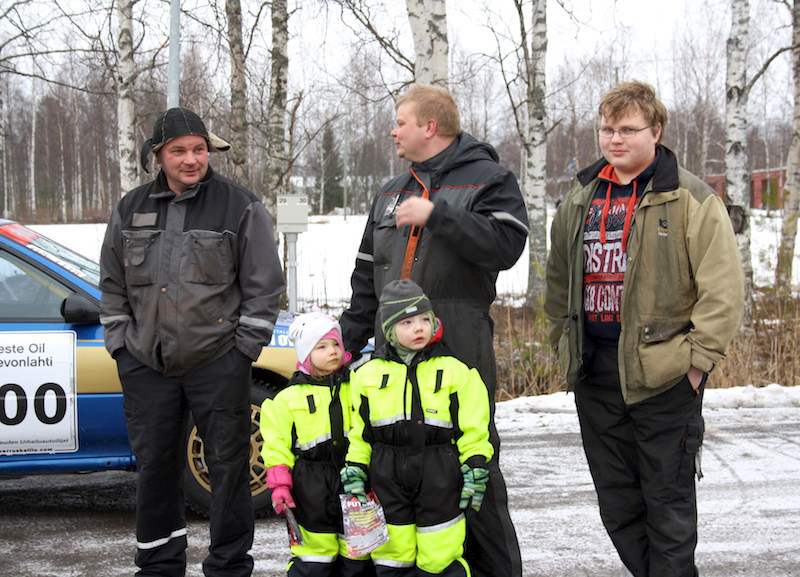 Muhoslainen Eero Vimpari lapsineen oli tullut veljensä Pertin kanssa seuraamaan Limingan kilpailua.