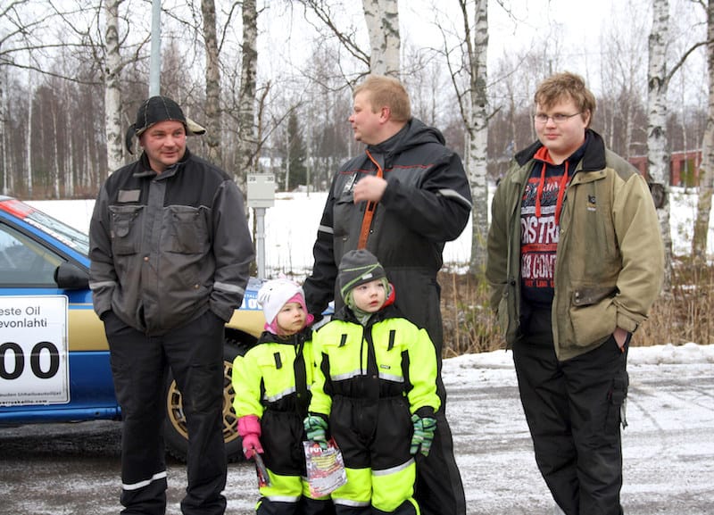 Muhoslainen Eero Vimpari lapsineen oli tullut veljensä Pertin kanssa seuraamaan Limingan kilpailua.