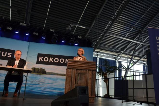 Kansanedustaja Paula Risikko toivoo sote-uudistukselta lisää peruspalveluja, mutta ei lisää hallintoa. Pohjanmaan Kokoomuksen Piirikokouksen puheenjohtajana toimi Keijo Ylinen. Kuvat: Outi Rantala