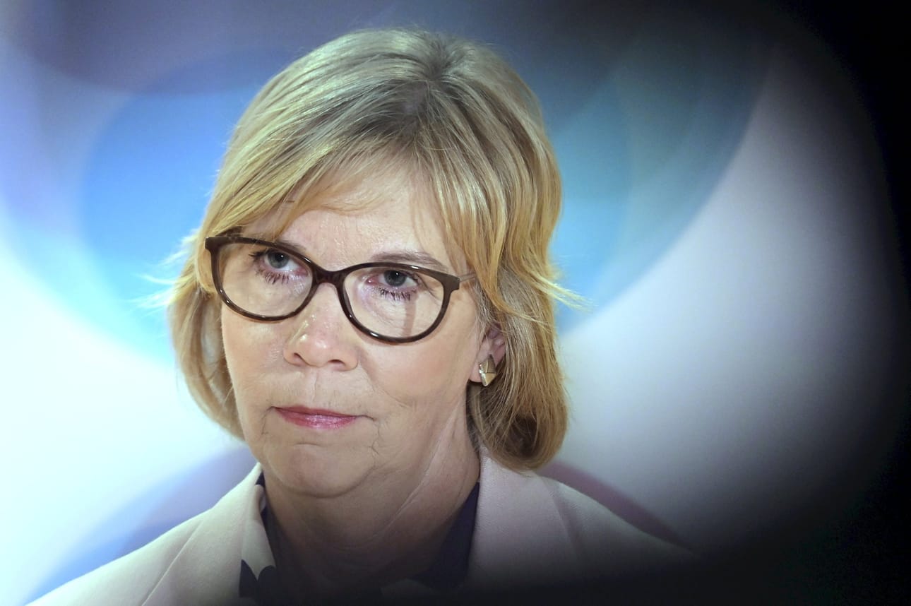 Suuri osa tekstistä on RKP:n puheenjohtaja, opetusministeri Anna-Maja Henrikssonin käsityksen mukaan aika hyvällä mallilla, mutta edelleen on töitä tehtävänä. LEHTIKUVA / Eelis Berglund