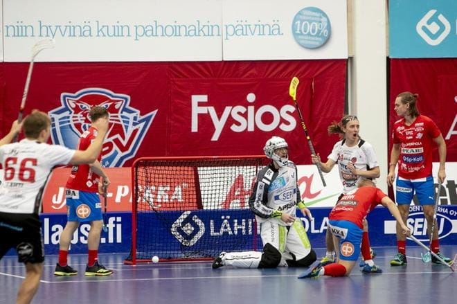 Happeen Oscar Salminen iloitsi, kun pallo oli kahdeksannen kerran SPV:n maalissa. KUVA: JAAKKO ELENIUS